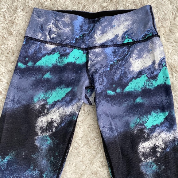 Lululemon abstract capri - Picture 2 of 4